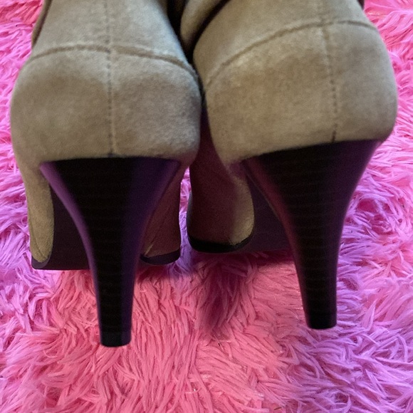 Suede 3.5” cone heel booties with rolled cuff and pointed toe size 7.5 - Picture 8 of 9